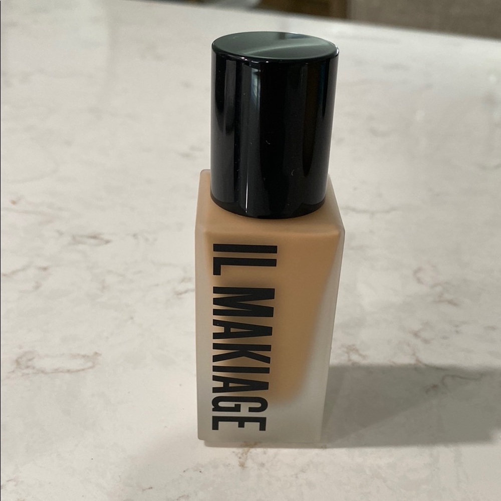 IL MAKIAGE Tan Foundation Smooth Coverage shade 120 Brand New Never Used